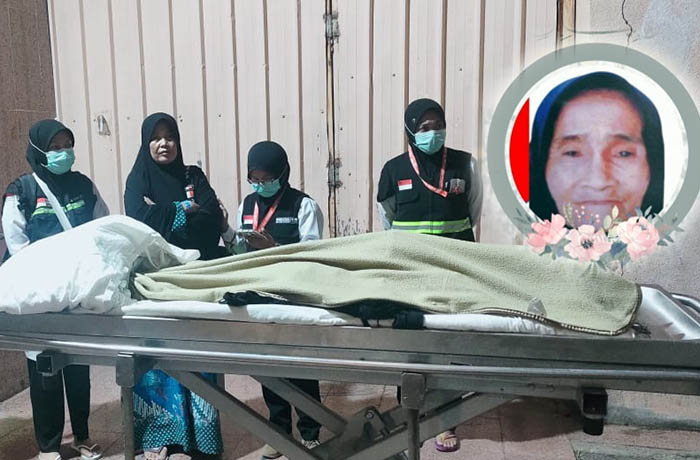 MENINGGAL: Petugas haji Indonesia mengurus jenazah adalah Sumiana Asmad Joyo, 78, warga Jorongan, Kecamatan Leces yang meninggal saat dirawat di RS King Faisal, Jumat (14/7).