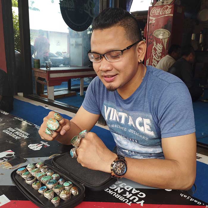 BANYAK: Rahmad Budi, menunjukkan sejumlah koleksi akik pirusnya. Ia gemar mengenakan akik pirus, termasuk dalam kegiatan sehari-hari. (Andi Wibowo/Jawa Pos Radar Bromo)