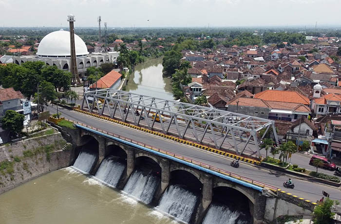STRATEGIS: Dua sisi jembatan Kedunglarangan saat dipotret dari udara.