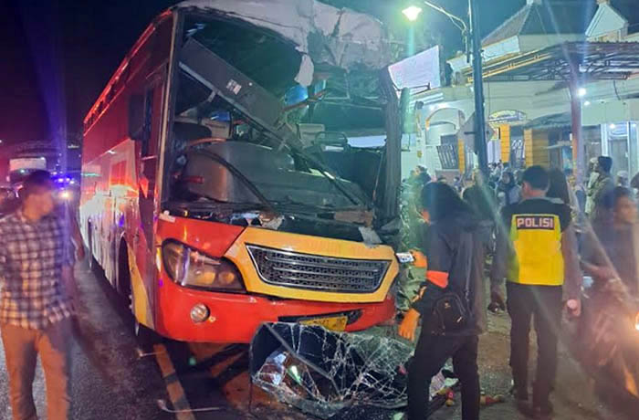 RUSAK PARAH: Bus Borobudur Indah yang dikemudikan Abdul Mukti rusak parah setelah menabrak truk yang dikendarai Rudi Hartono, Sabtu (15/7).