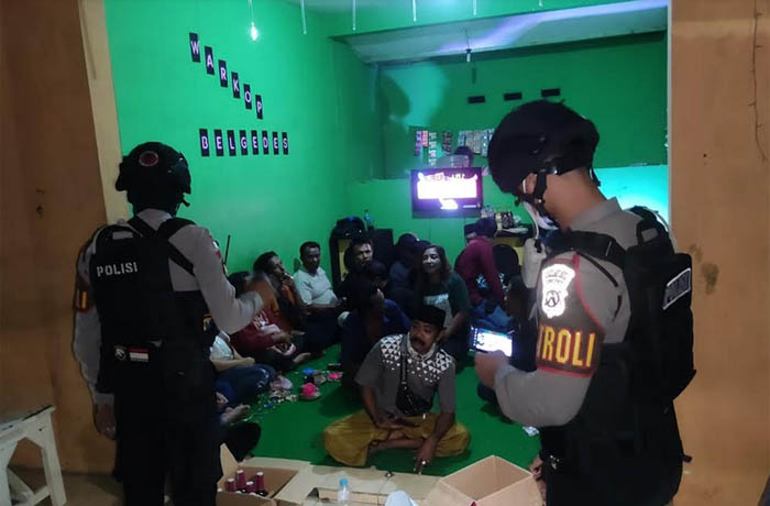 BERKEDOK WARUNG: Polisi merazia warung yang menyediakan tempat karaoke di depan Pasar Bawang, Desa Tamansari, Kecamatan Dringu, Sabtu (15/7) malam.