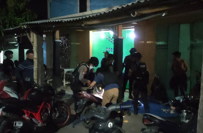 BERKEDOK WARUNG: Polisi merazia warung yang menyediakan tempat karaoke di depan Pasar Bawang, Desa Tamansari, Kecamatan Dringu, Sabtu (15/7) malam.