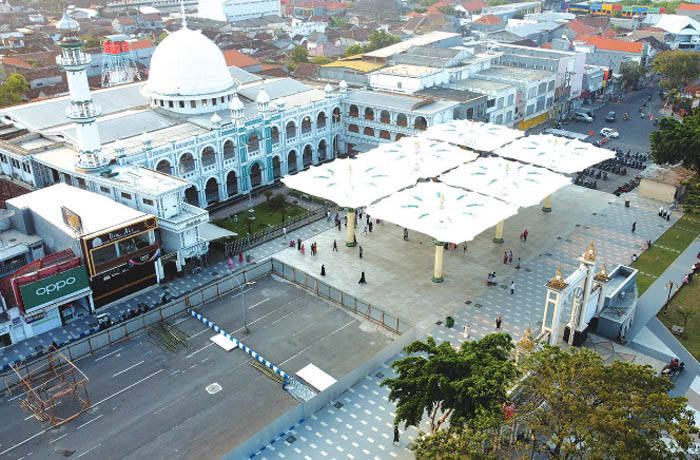 AKAN DITAMBAH: Foto payung hidrolik di Alun-Alun Pasuruan. Tahun ini akan ada penambahan enam unit lagi.