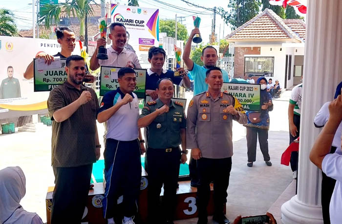 FUTSAL KAJARI CUP: Wali Kota Probolinggo Habib Hadi Zainal Abidin bersama Forkopimda berfoto bersama para pemenang Futsal Kajari Cup 2023.