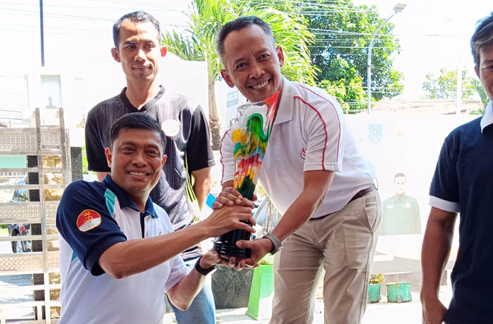 JUARA 1: Kajari Probolinggo Abdul Mubin menyerahkan trofi kepada juara I Kajari Cup 2023.