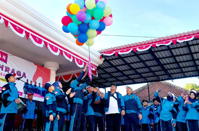 LEPAS BALON: Pelepasan balon warna-warnai oleh Kajari Kota Probolinggo Abdul Mubin menandai dimulainya POR Kejari Cup 2023.