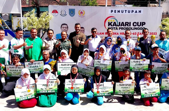 THE CHAMPION: Para pemenang Kajari Cup 2023 foto bersama usai penyerahan hadiah. Mereka berfoto bersama Forkopimda Kota Probolinggo, Sekda Kota Probolinggo, dan Ketum KONI Kota Probolinggo.