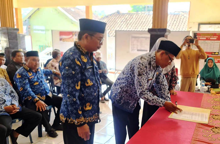 SAMPAI 2025: Proses serah terima jabatan Pj Kades Kemirisewu, (17/7).
