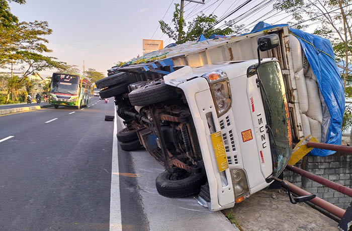 HILANG KENDALI: Kondisi truk muat sekam yang terguling di Purwosari, (17/7).