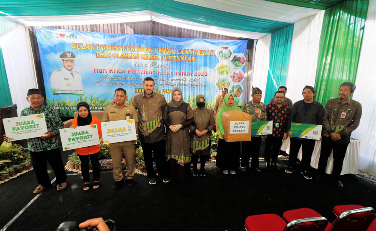 PEMENANG: Wali Kota Dr. Habib Hadi Zainal Abidin didampingi sang istri yang juga Ketua TP PKK Kota Hj. Aminah Hadi, Sekda Kota, Kepala DKP3 Kota, berfoto bersama usai penyerahan hadiah kepada pemenang