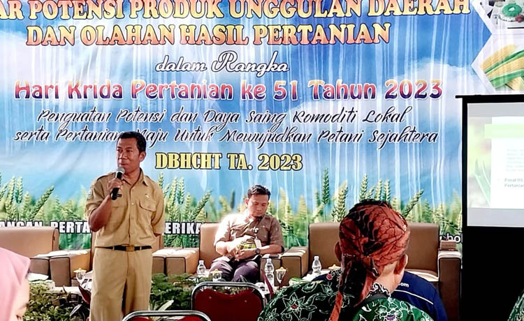 TAMBAH ILMU: H. Syaifudin Malik, narasumber dari BBPP menjelaskan tentang pentingnya memiliki sertifikat benih tanaman. (Foto: Evelin Ridhayanti/Jawa Pos Radar Bromo)