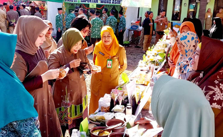 TINJAU: Ketua TP PKK Kota Probolinggo Hj. Aminah Hadi Zainal Abidin didampingi Sekda Kota Ninik Ira Wibawati, Sekretaris DKP3 Retno Wandansari, Kepala DKUMP Fitriawati, meninjau karya peserta Lomba Ol