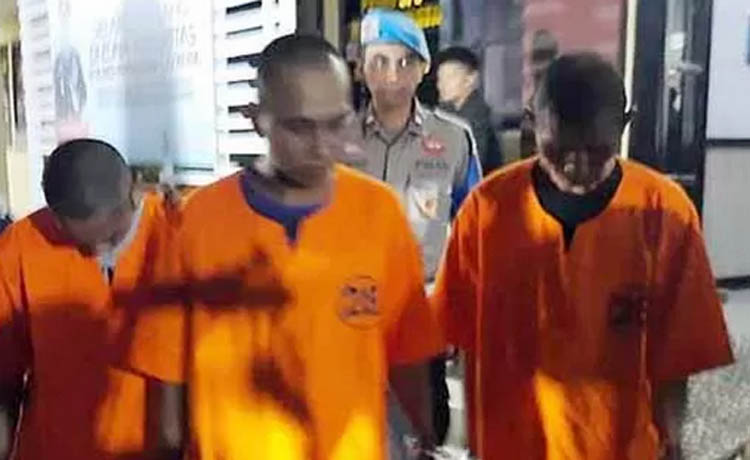 SUDAH DISIDANG: Tiga pelaku pengeroyokan terhadap Agus Wahyudiyaitu Wahyu, Aldi Iryan dan La Andriyan Saputra. Saat ini perkara ketiganya sudah masuk ke persidangan. (Foto: Fahrizal Firmani/Jawa Pos R