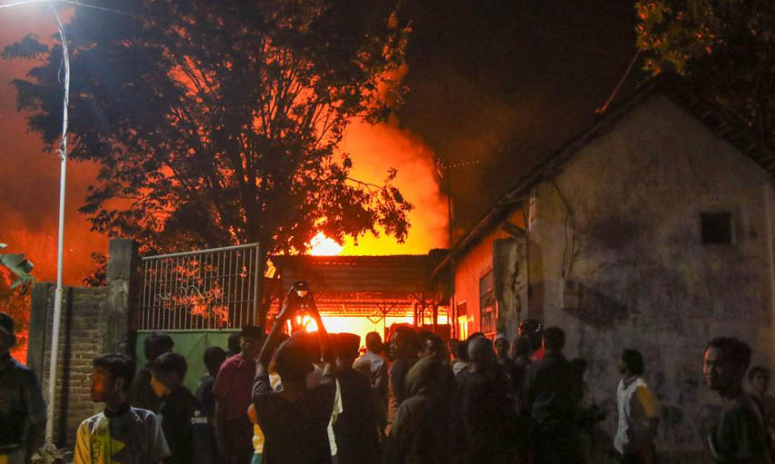 BESAR: Api yang masih membara saat melalap gudang di daerah Begoro, Kelurahan Bukir, Gadingrejo, Rabu (19/7) malam. (Foto: M Zubaidillah/Jawa Pos Radar Bromo)