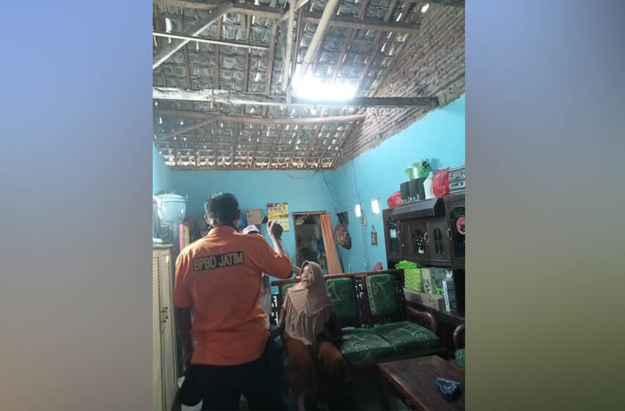 TERHEMPAS: Personel BPBD asesmen di rumah yang atapnya terkena angin kencang di Desa Liprak Kulon. (Foto : BPBD Kabupaten Probolinggo For Jawa Pos Radar Bromo)