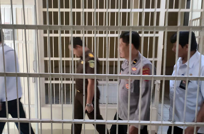 CEK LOKASI: Sejumlah petugas lapas dan ketua PN Bangil survei ruang tahanan di PN Bangil. Sidang offline bakal kembali digelar mulai awal pekan depan.
