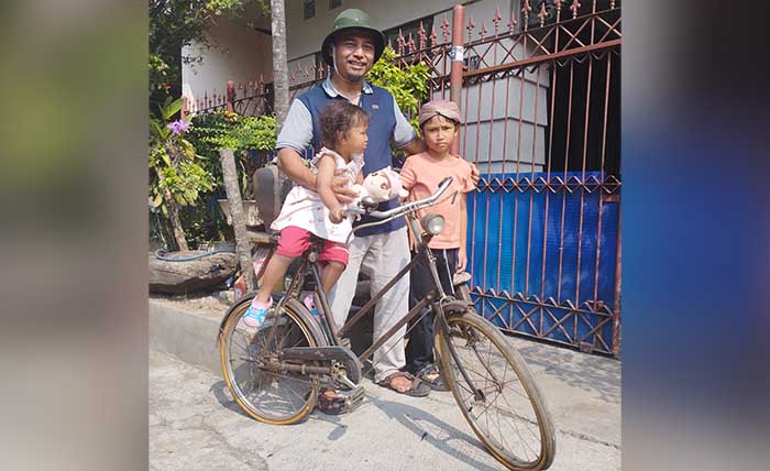 TERAWAT: Eko Setyo Bersama anaknya mengendarai ontel. (Andi Wibowo/Jawa Pos Radar Bromo)