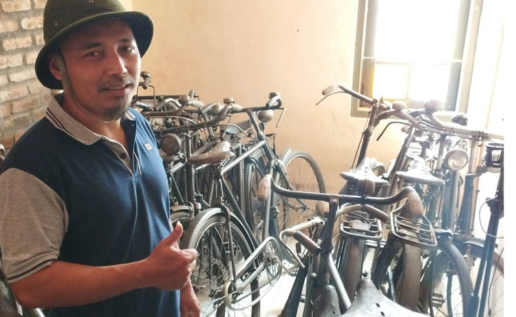 PUNYA BANYAK: Koleksi sepeda ontel Eko Setyo di rumahnya. (Andi Wibowo/Jawa Pos Radar Bromo)
