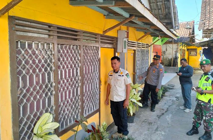 KOSONG: petugas gabungan merazia tiga rumah di Dusun Kemantren, Desa Martopuro, Purwosari, yang diduga jadi tempat mangkal PSK. (Foto: Rizal F Syaotori/Jawa Pos Radar Bromo)
