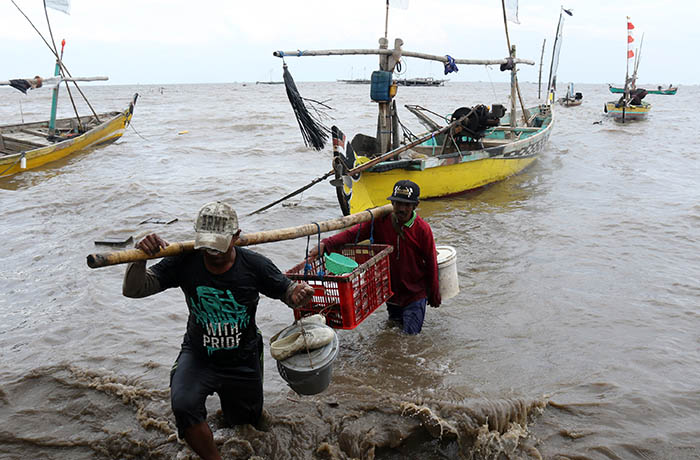 PRODUKTIF: Nelayan Panggungrejo pulang melaut lantaran angin berembus kencang, beberapa waktu lalu.