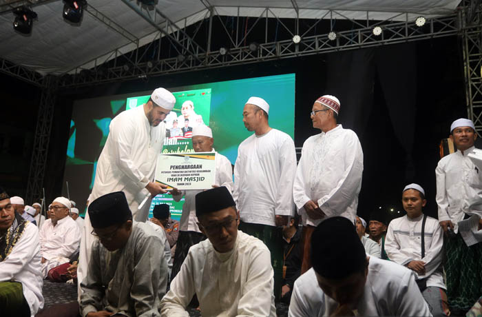 IMAM DAN MARBOT: Selain anak yatim, 459 imam dan 158 marbot masjid di Kota Probolinggo juga mendapat insentif sekaligus di-cover BPJS Ketenagakerjaan oleh Pemkot Probolinggo. (Zainal Arifin/Jawa Pos R