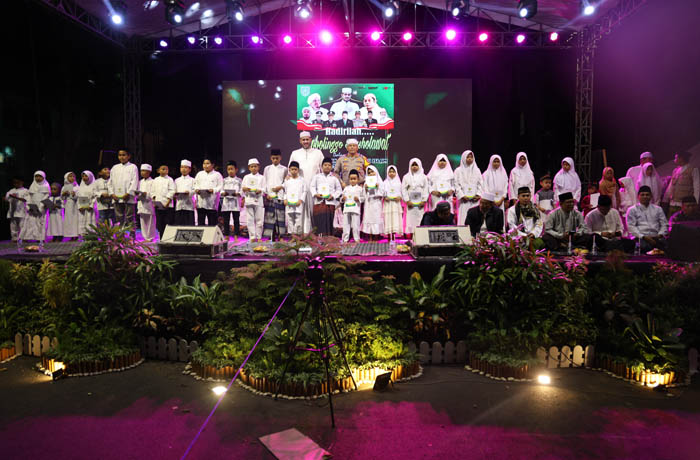 SANTUNAN: Dalam peringatan Tahun Baru Islam 1445 Hijriah, puluhan anak yatim di Kota Probolinggo mendapat perhatian dari Wali Kota Probolinggo Habib Hadi Zainal Abidin. (Humas Kominfo Pemkot Prob for