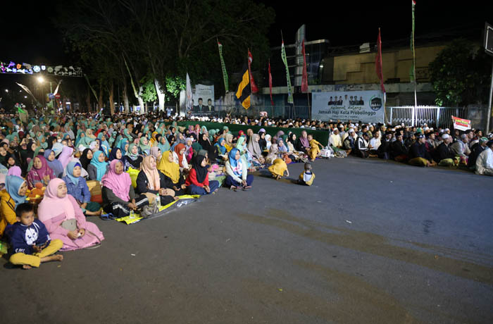 MEMBELUDAK: Ribuan jamaah duduk dengan tertib mengikuti Probolinggo Bersholawat yang berjalan lancar dan aman. (Humas Kominfo Pemkot Prob for Jawa Pos Radar Bromo)