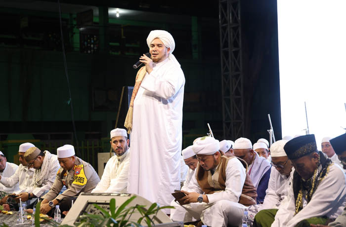 TELADAN: Habib Jindan dalam tausiahnya mengajak para jemaah meneladani kisah perjuangan Nabi Muhammad SAW dalam mensyiarkan agama Islam. (Humas Kominfo Pemkot Prob for Jawa Pos Radar Bromo)