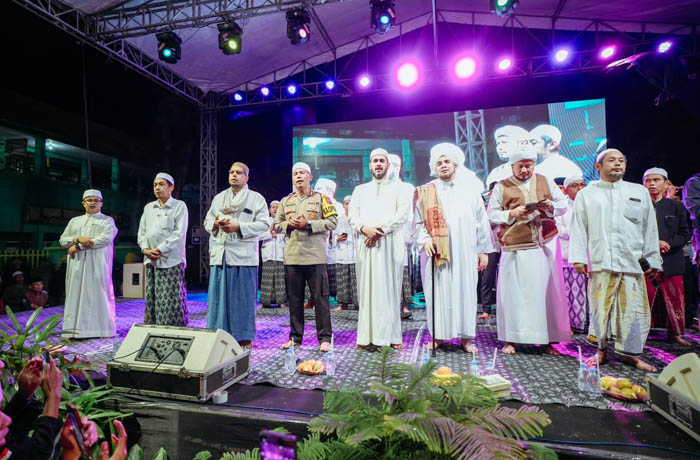 SALAWAT: Wali Kota Probolinggo Habib Hadi Zainal Abidin bersama Habib Jindan melantunkan salawat bersama dipandu tim Hadrah Polresta Prabu Amanullah dan Majelis Maulid Wat Ta&rsquo;lim Dhoul Musthofa, Probo