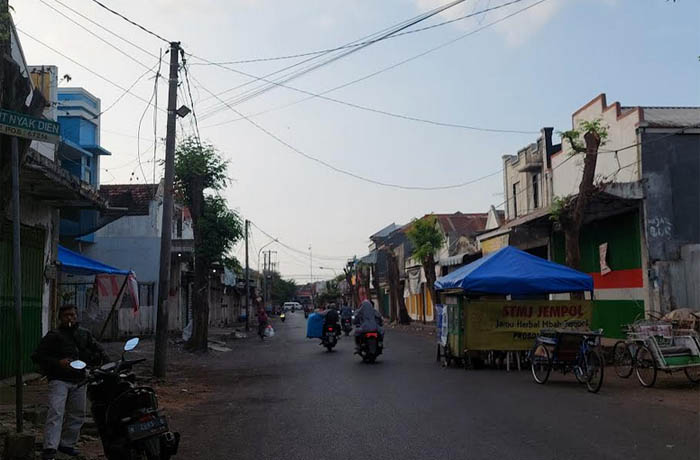 TUNGGU KONTRAK: Sejumlah pengendara melintas di Jalan Cut Nyak Dien, Kota Probolinggo, Minggu (23/7). (Arif Mashudi/Jawa Pos Radar Bromo)