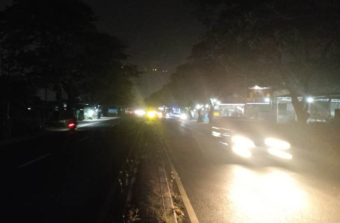 GELAP: Kendaraan yang melintas di Bypass Gempol saat PJU padam. (Foto: Rizal F Syatori/Jawa Pos Radar Bromo)
