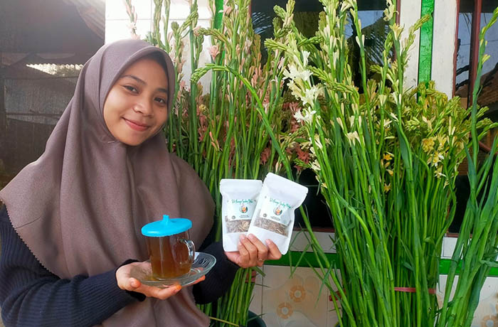 MIRIP GULA AREN: Synta Sofiatul Khusnia, 22, menunjukkan teh bunga sedap malam buatannya. Rasanya mirip gula aren.