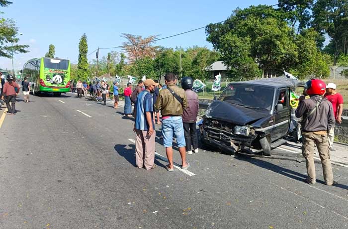 MASUK JALUR BERLAWANAN: Kondisi mobil Kijang dan Bus PO Restu usai terlibat serempetan, masuk jalur berlawanan, Rabu pagi (26/7).