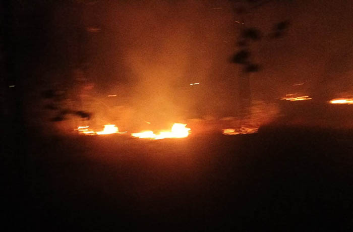 BERKOBAR: Api membakar Gunung Geni di Desa Bulujaran Kidul, Kecamatan Tegalsiwalan, Kabupaten Probolinggo dan baru bisa dipadamkan 1,5 jam kemudian.