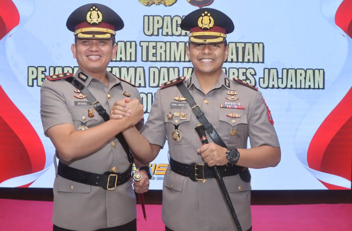 BERALIH: AKBP Wisnu Wardana (kiri) bersalaman dengan AKBP Teuku Arsya Khadafi usai sertijab, Rabu (26/7) lalu di Polda Jatim. Wisnu menggantikan Arsya yang pindah tugas sebagai Kapolres Tulungagung. (