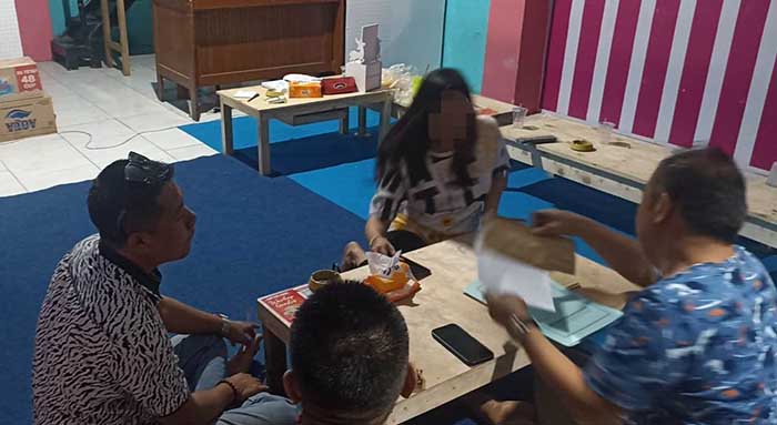 SP 1: Staf dari Disperindag saat melayangkan SP 1 ke salah satu pemilik warung yang menyediakan tempat karaoke di Terminal Pandaan. (Disperindag for Radar Bromo)