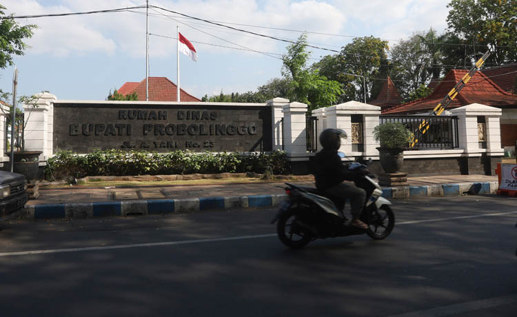 DULU KANTOR BUPATI: Rumah dinas dan pendapa Kabupaten Probolinggo di Jalan A Yani. Dulu tempat ini juga menjadi kantor Bupati Probolinggo. (Foto: Zainal Arifin/Jawa Pos Radar Bromo)