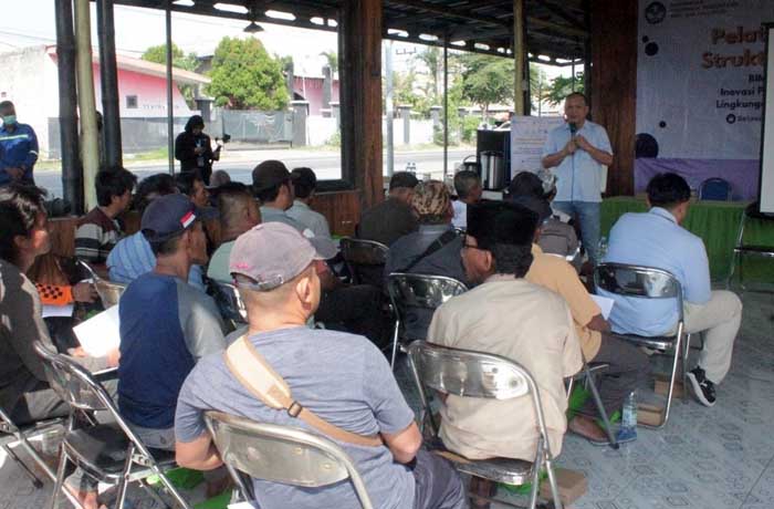 MATERI: Masyarakat disekitar wilayah PLTU Paiton mengikuti pelatihan pembuatan bata dan struktur bangunan tahan gempa.