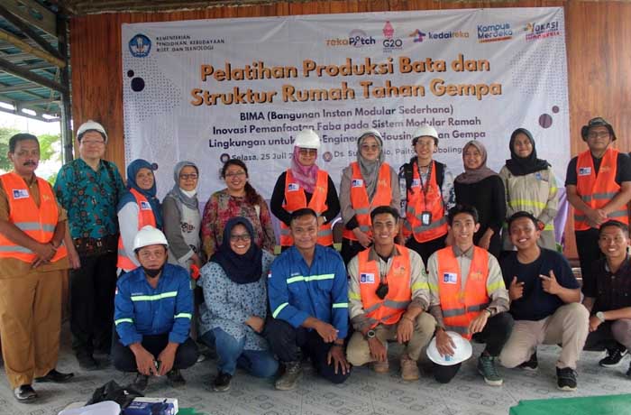 KOMPAK: Tim dan narasumber berfoto bersama usai memberikan pelatihan kepada masyarakat di wilayah PLTU Paiton beberapa waktu lalu.