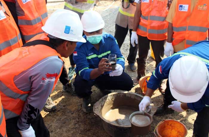 PRAKTIK: Peserta pelatihan mendapatkan materi praktik pembuatan bata dari FABA yang dihasilkan dari prose pembakaran batu bara.