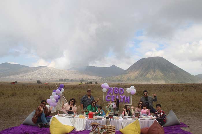 SPESIAL: Keluarga Maya, wisatawan asal Semarang, merayakan ulang tahun putrinya di kawasan Gunung Bromo.
