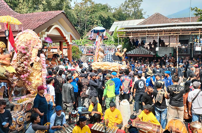 RIBUAN: Warga mengikuti selamatan Desa Dayurejo, Kecamatan Prigen di balai Desa Dayurejo, Minggu (30/7). Mereka berebut ancak setelah selamatan, hingga satu korban meninggal.