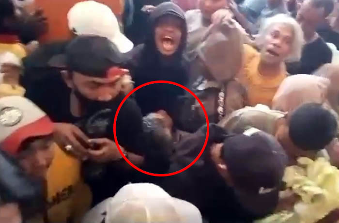 Korban Slamet pingsan saat berdesakan berebut ancak. Dia lantas meninggal di kantor balai desa.