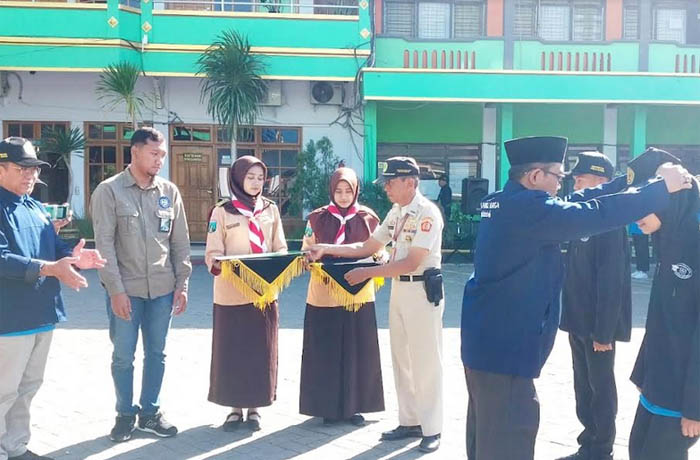PELEPASAN: Ketua DPRD Kabupaten Probolinggo Andi Suryanto Wibowo didampingi Rektor UPM Prof. Abdul Haris dan perwakilan BPJS menyaksikan pemasangan jaket dan atribut KKN tanda dimulainya KKN UPM Tahun