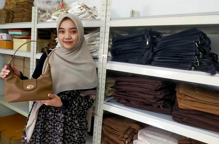 MANFAATKAN PELUANG: Salma Dewi, 22, memilih untuk menekuni bisnis tas wanita karena permintaan tas wanita terus mengalir.