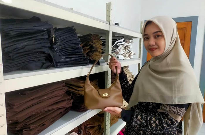 Salma dan karya tas buatannya. Awalnya Salma hanya untuk tugas skripsi, namun akhirnya sukses jadi bisnis.