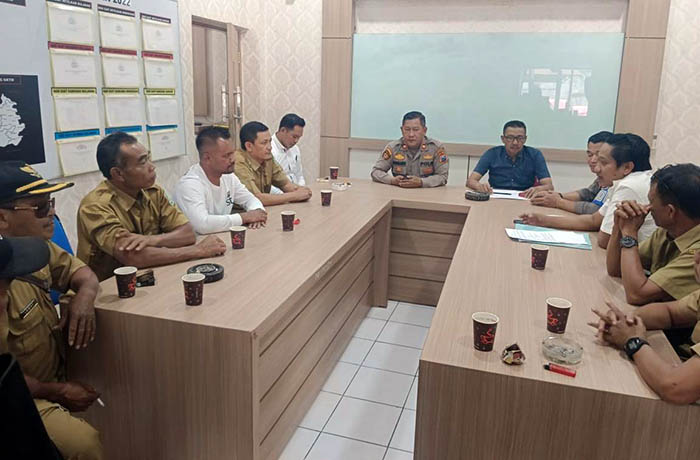 Kades Dayurejo, perangkat, dan panitia Selamatan Desa Dayurejo saat diklarifikasi di Mapolsek Prigen.