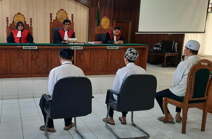 DIADILI: Tiga terdakwa diadili di PN Probolinggo, Senin (31/7). (Fahrizal Firmani/Jawa Pos Radar Bromo)