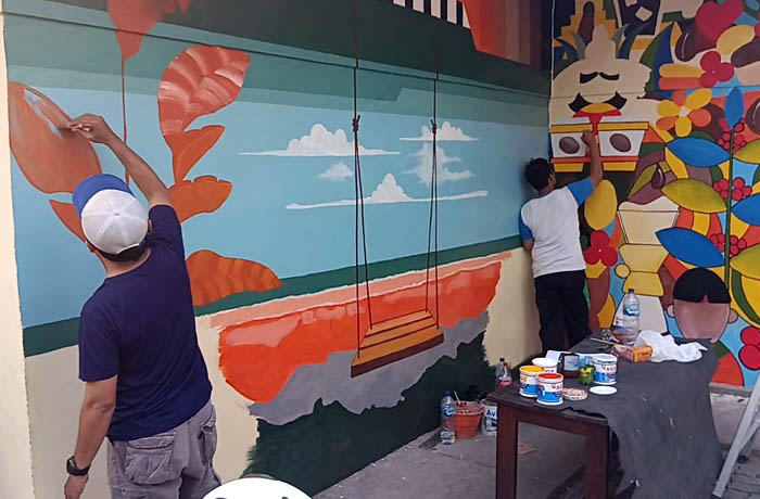 MEDIA TEMBOK: Anggota Komunitas Tuli Art saat membuat mural di kantor Dinas Sosial.