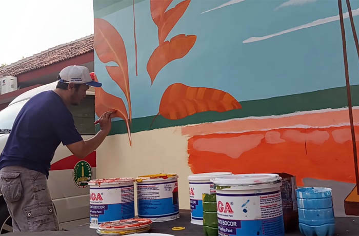MEDIA TEMBOK: Anggota Komunitas Tuli Art saat membuat mural di kantor Dinas Sosial.